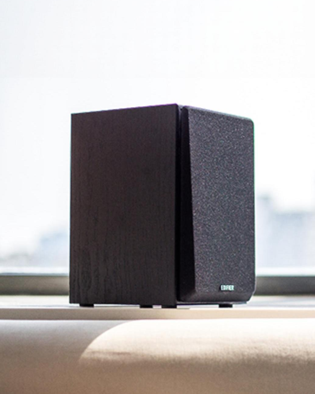 R980T Traditional 2.0 Bookshelf Speaker