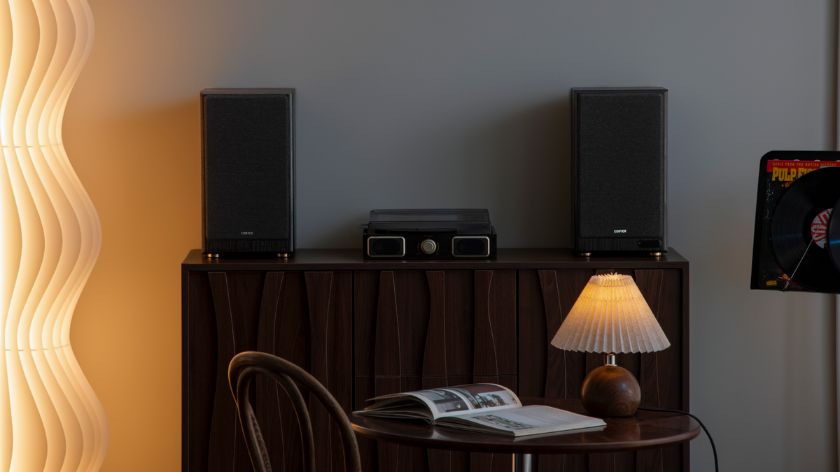 EDIFIER R2750DB speakers in a turntable listening room